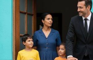 Without warning, the millionaire decided to visit his employee’s house. He never imagined that by opening that door he would discover a secret capable of changing his life forever.