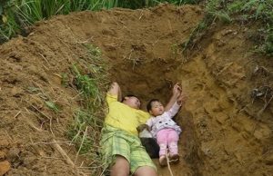 The story of a father digging a grave for his 2-year-old daughter: here’s how she is now